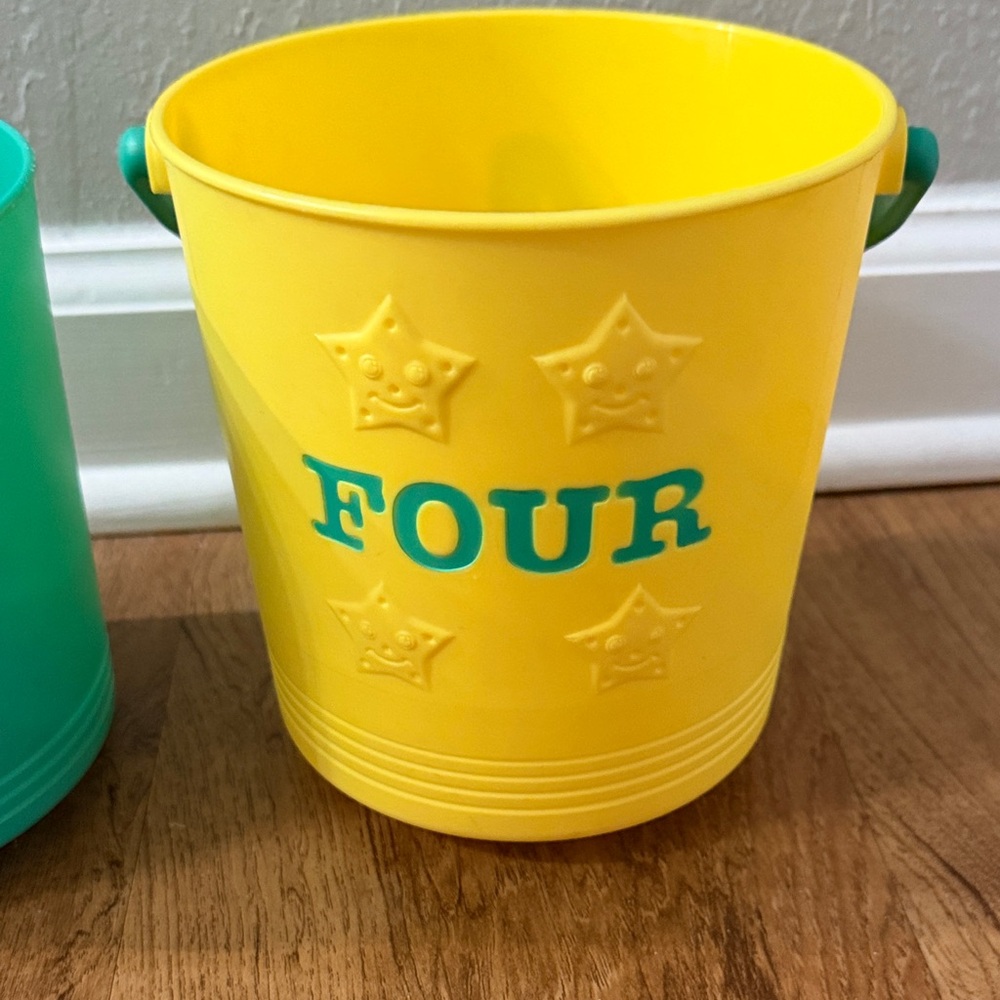 Melissa and Doug Stacking Numbered Beach Buckets and Scoops - Picture 5 of 9